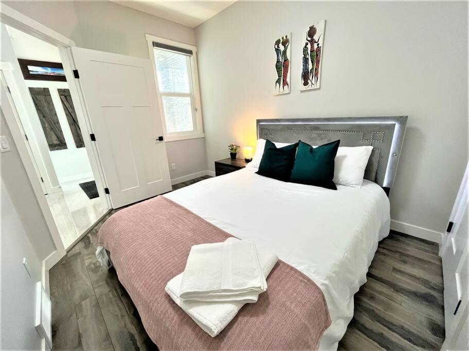 Luxury Retreat For Large Groups Vila YYC Exterior foto