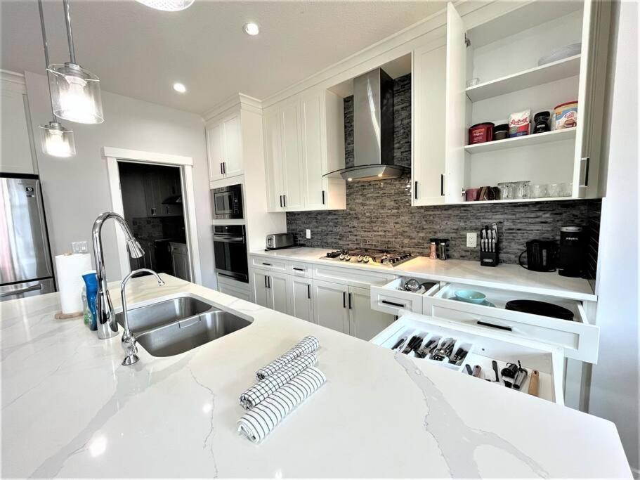 Luxury Retreat For Large Groups Vila YYC Exterior foto